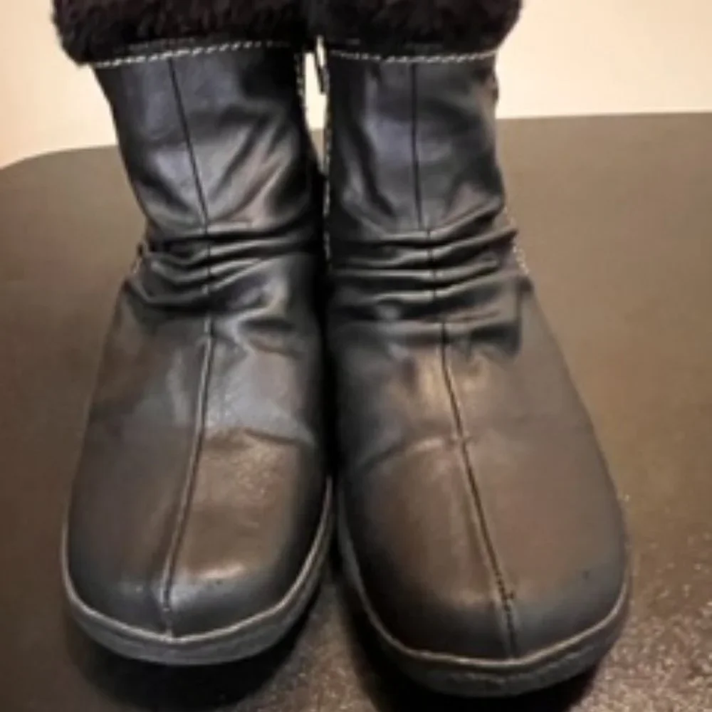 Yuu size 7.5 fur lined black ankle boots